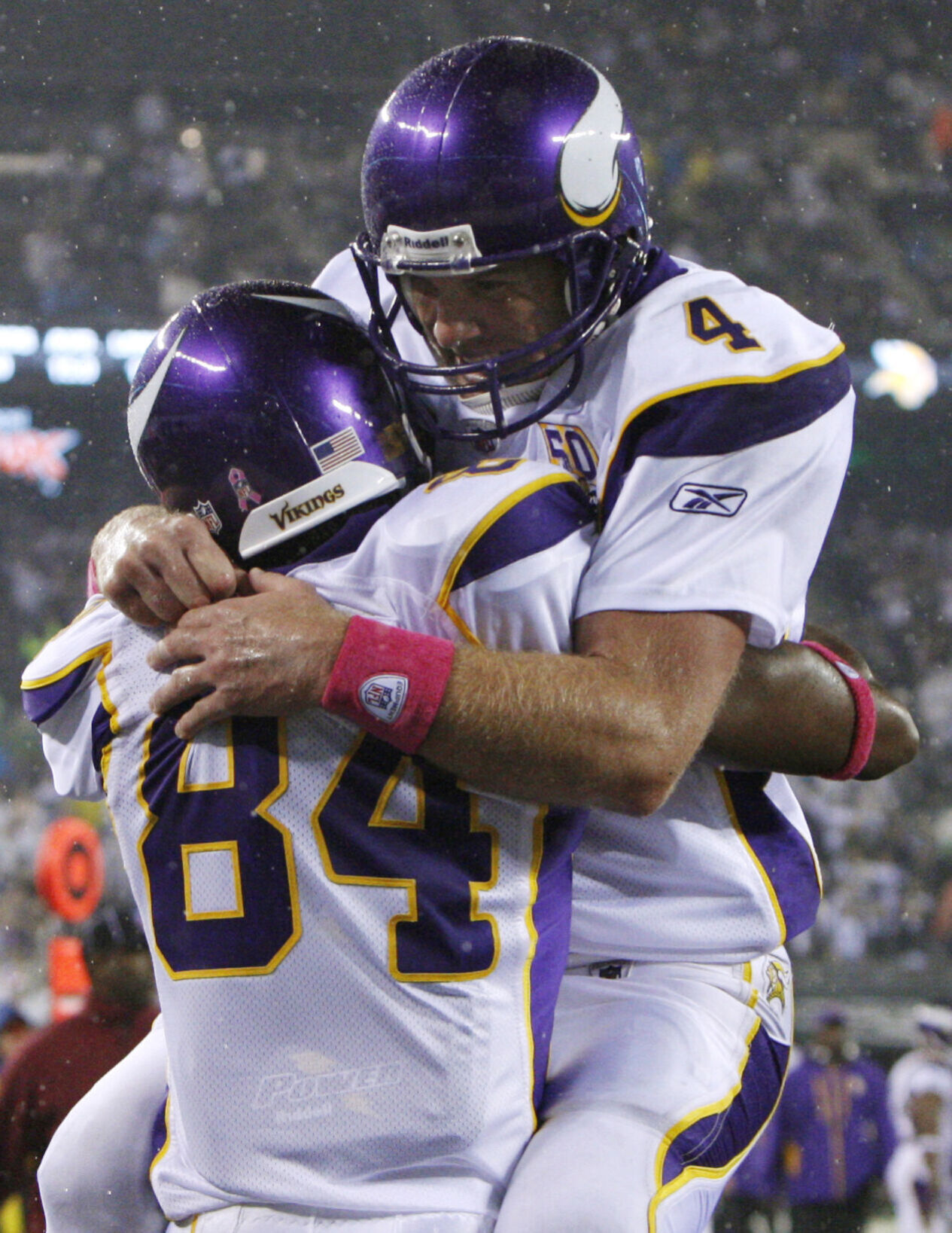 2010: Brett Favre first NFL QB to 500 TDs and 70,000 yards